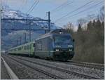 Die BLS Re 460 006-5 erreicht mit ihrem aus EW III bestehenden Regionalzug 6762 von Frutigen  nach Spiez den Bahnhof von Mülenen.