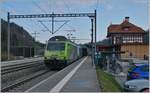 Die BLS Re 465 001 und eine weitere fahren mit einem Güterzug Richtung Süden durch den Bahnhof von Mülenen .