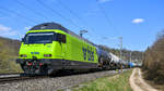 Re 465 014 ist mit einem Kesselzug kurz nach Hornussen unterwegs in Richtung Basel, aufgenommen am 01.04.2021.