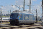 Re 465 005-7 wird nach einem Rangiermanöver in der Abstellanlage beim badischen Bahnhof abgestellt.