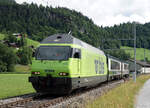 Die ersten umspurbaren Wagen des Goldenpass Express auf Testfahrt zwischen Zweisimmen und Boltigen.