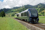 Die ersten umspurbaren Wagen des Goldenpass Express auf Testfahrt zwischen Zweisimmen und Boltigen.
Eine direkte Zugverbindung zwischen Montreux, Gstaad und Interlaken wird die Attraktivität der drei touristischen Anziehungspunkte erhöhen und näher zueinander bringen. Ab dem Dezember 2022 fahren täglich vier Züge zwischen Montreux und Interlaken hin und her. Dieses Projekt realisiert die MOB zusammen mit der BLS.
Auf der Strecke der ehemaligen SEZ in herrlicher Landschaft bei Boltigen am 9. Juli 2021.
Foto: Walter Ruetsch