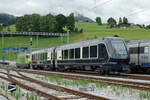 Die ersten umspurbaren Wagen des Goldenpass Express auf Testfahrt zwischen Zweisimmen und Boltigen.