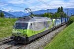 Re 465 001 und 475 401 ziehen gemeinsam ihre Last in Richtung Norden, aufgenommen bei Einigen am Thunersee am 06.08.2021.