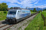 Re 465 016-4 ist in Richtung Frenkendorf unterwegs, aufgenommen bei Einigen am Thunersee am 06.08.2021.