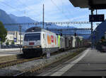 BLS - 465 004-0 + 1 Unbekannte Lok vor Güterzug bei der durchfahrt im Bhf.