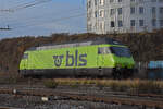 Re 465 018-0 der BLS wird in der Abstellanlage beim Bahnhof Pratteln abgestellt.