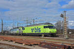 Doppeltraktion, mit den BLS Loks 475 409-9 und 465 013-1 verlässt die Abstellanlage beim badischen Bahnhof.