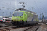 Re 465 001-6 der BLS verlässt die Abstellanlage beim badischen Bahnhof.