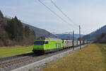 Doppeltraktion, mit den BLS Loks 465 005-7 und 486 501-0 fährt Richtung Bahnhof Gelterkinden.