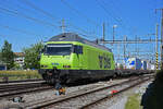 Re 465 018-0 der BLS durchfährt den Bahnhof Pratteln.