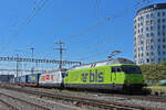 Doppeltraktion, mit den BLS Loks 465 013-1 und 465 004-0 durchfährt den Bahnhof Pratteln.