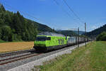 Doppeltraktion, mit den BLS Loks 465 018-0 und 475 403-2 fährt Richtung Bahnhof Gelterkinden.