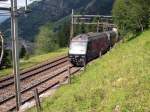 Berner Oberland 2007 - Die fr ein Musical auf der Seebhne Thun werbende Re 465 003-2 und die blaue Re 465 012-3 schleppen am 25.07.2007 bei Kandersteg einen Zug der Rollenden Landstrae bergan.