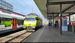 Re 465 008-1 ist auf Durchfahrt im Bahnhof Pratteln (CH) Richtung Basel SBB RB und spiegelt sich im Fenster der einfahrenden S-Bahn.