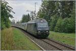 Bereits wieder auf der Rückfahrt nach Bern zeigt sich die BLS Re 465 002 mit ihrem Kambly EW III RE kurz nach dem Verlassen des Les Loges-Tunnel (3259 Meter Länge).