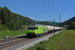 Re 465 013-1 der BLS fährt am 22.08.2022 Richtung Bahnhof Gelterkinden.