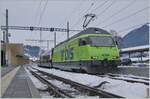 Die BLS Re 465 011 hat mit ihrem GoldenPass Express GPX 4065 von Interlaken Ost nach Montreux den Spurwechselbahnhof Zweisimmen erreicht und wird nun die Traktion des GPX der schmalspurigen Ge 4/4