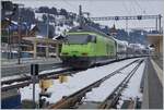 Lokwechsel: Nachdem die Fahrleitungsspannung umgestellt wurde, übernimmt die BLS Re 460 011 mit einem  Interface  Wagen in Zweisimmen den GoldenPass Express 4068 für die Weiterfahrt nach