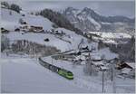 Kurz nachdem sich die Sonne hinter Wolken versteckt hatte, fährt die BLS Re 465 001 mit dem GoldenPass Express GPX 4068 bei Garstatt durch eine bezaubernde Winterlandschaft.