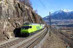 Die Re 465 007 und die Re 486 508 ziehen einen Güterzug den Lötschberg hinauf Richtung Goppenstein.