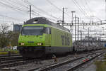 Re 465 005-7 der BLS durchfährt am 21.10.2022 den Bahnhof Pratteln.