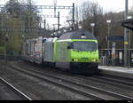 BLS - 465 017 + 485 005 vor Güterzug bei der durchfahrt im Bhf.