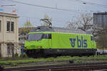 Re 465 005-7 verlässt am 12.04.2023 die Abstellanlage beim Bahnhof Pratteln.