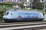 Die Re 465 016 der BLS mit der Werbung fürs Stockhorn am 18.5.23 beim Bahnhof Spiez abgestellt.