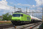 Re 465 015-6 der BLS durchfährt am 08.06.2023 den Bahnhof Pratteln.