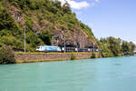 Die Re 465 016 der BLS mit der Stockhorn-Folierung zieht den Panoramaexpress durch Interlaken Richtung Spiez. 3.7.2023