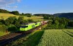 Re 465 017 + Re 465 010 mit einem Hüttensandzug am 07.06.2023 bei Hornussen.