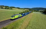 Re 465 007 mit einem Autozug am 07.06.2023 bei Hornussen.