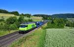 Re 465 007 mit einem Autozug am 07.06.2023 bei Hornussen.