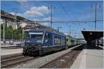 Die BLS Re 465 005 mit einen RE Bern - La Chaux-de-Fonds beim Halt in Neuchâtel.