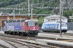 Die Re 620 032  Däniken  von SBB Cargo mit der Re 465 016 mit Stockhorn Werbung am 8.8.23 beim Bahnhof Brig.