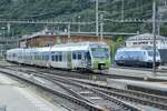 Die BLS Nina RABe 525 015 mit Gurten Werbung trifft die Re 465 016 mit Stockhorn Werbung am 7.8.23 beim Bahnhof Brig.