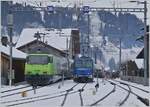 Schmal- und Normalspurgleise in Zweisimmen, dazu der ausfahrende Spurwechselzug GPX 4068 von Montreux nach Interlaken Ost, der von der BLS Re 465 011 aus dem Bahnhof geschoben wird und in der