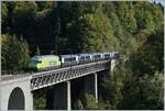 Die BLS Re 465 002 (UIC 91 85 4465 002-4) fährt mit ihrem GoldenPass Express GPX 4068 von Montreux nach Interlaken Ost bei Weissenburg über die Bunschenbach Brücke.