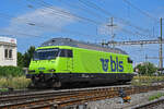 Re 465 007-3 durchfährt am 17.07.2023 solo den Bahnhof Pratteln.