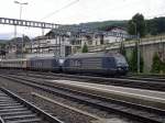 Berner Oberland 2007 - Gleich geschafft haben es die BLS Re 465 016-4 und 012-3 als sie am Morgen des 02.08.2007 mit ihrer Rollenden Landstrae in Spiez eintreffen.