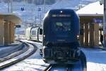 Der GPX Steuerwagen 384-1 mit der Komp 4  Shania Train  der aus Interlaken kam und später wieder zurück nach Interlaken fährt am 26.11.23 im Bahnhof Zwesimmen.