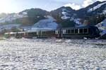 GPX Komp 3  Gstaad  mit der schiebenden Re 465 004 unterwegs nach Interlaken Ost am 26.11.23 kurz vor Boltigen.