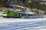 Die Re 465 008 zieht die GPX Komp 4  Shania Train  nach Zweisimmen am 26.11.23 kurz nach der Abfahrt in Boltigen.