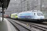 Die Re 460 016 mit Stockhorn Vollwerbung und Re 465 012 der BLS am 12.12.23 im Bahnhof Brig.