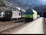 BLS - Re 4/4  193 und 465 002 je vor einem Autozug durch den Lötschberg hier in Goppenstein am 17.02.2024