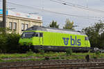 Re 465 007-3 der BLS verlässt am 25.09.2024 die Abstellanlage beim Bahnhof Pratteln.