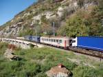 Nachschuss auf einen RoLa Zug mit zwei Re 465 unterhalb von Lalden am 16.10.2007