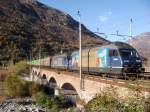 Zwei Re 465 mit Hangartnerzug kurz vor Domodossola am 6.11.2007