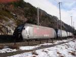 Re 465 006 und 003 mit Gz nach Norden vor dem Schluchitunnel mit Containerzug am 6.12.2007